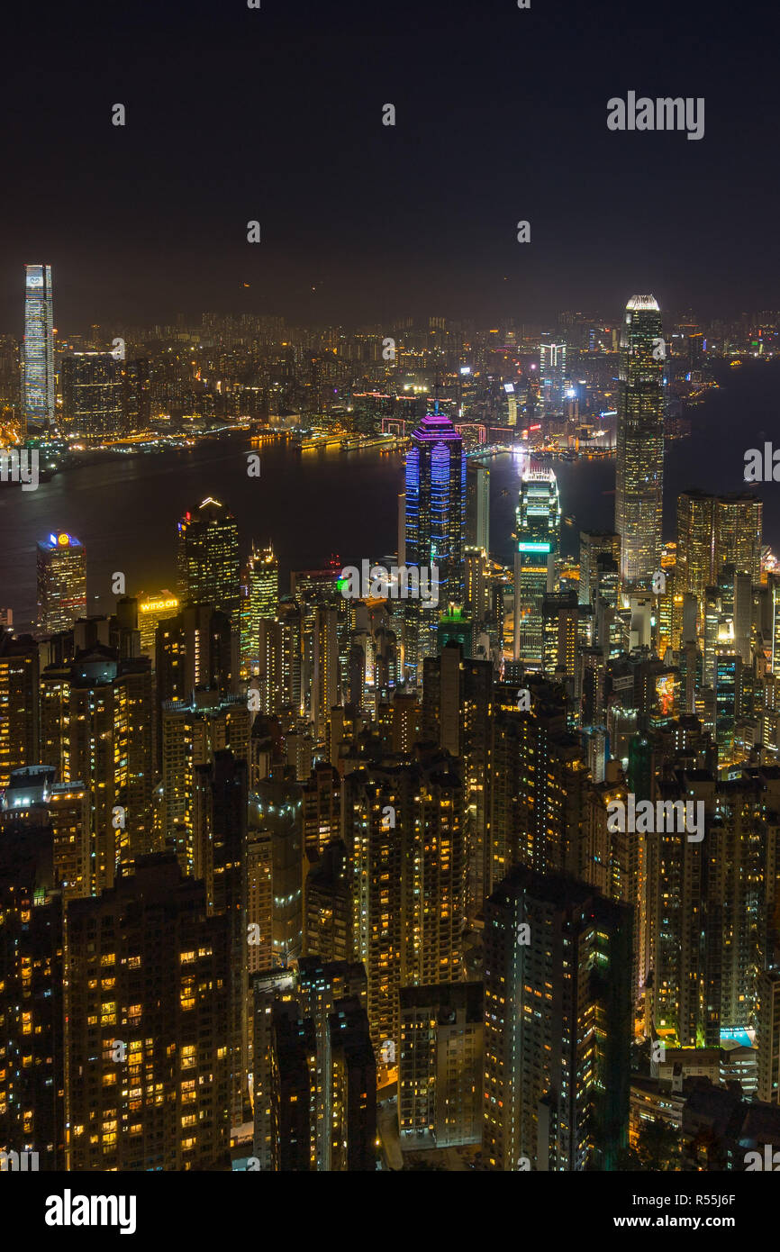In der Nähe von Hong Kong Wolkenkratzer in der Nacht. Hong Kong, Januar 2018 Stockfoto