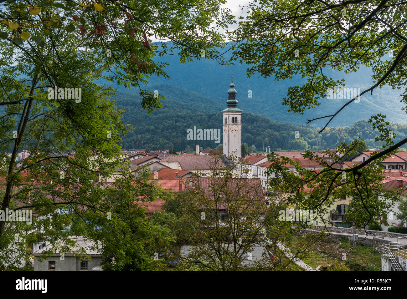 Blick von Kobarid, in Slowenien, durch Bäume Stockfoto