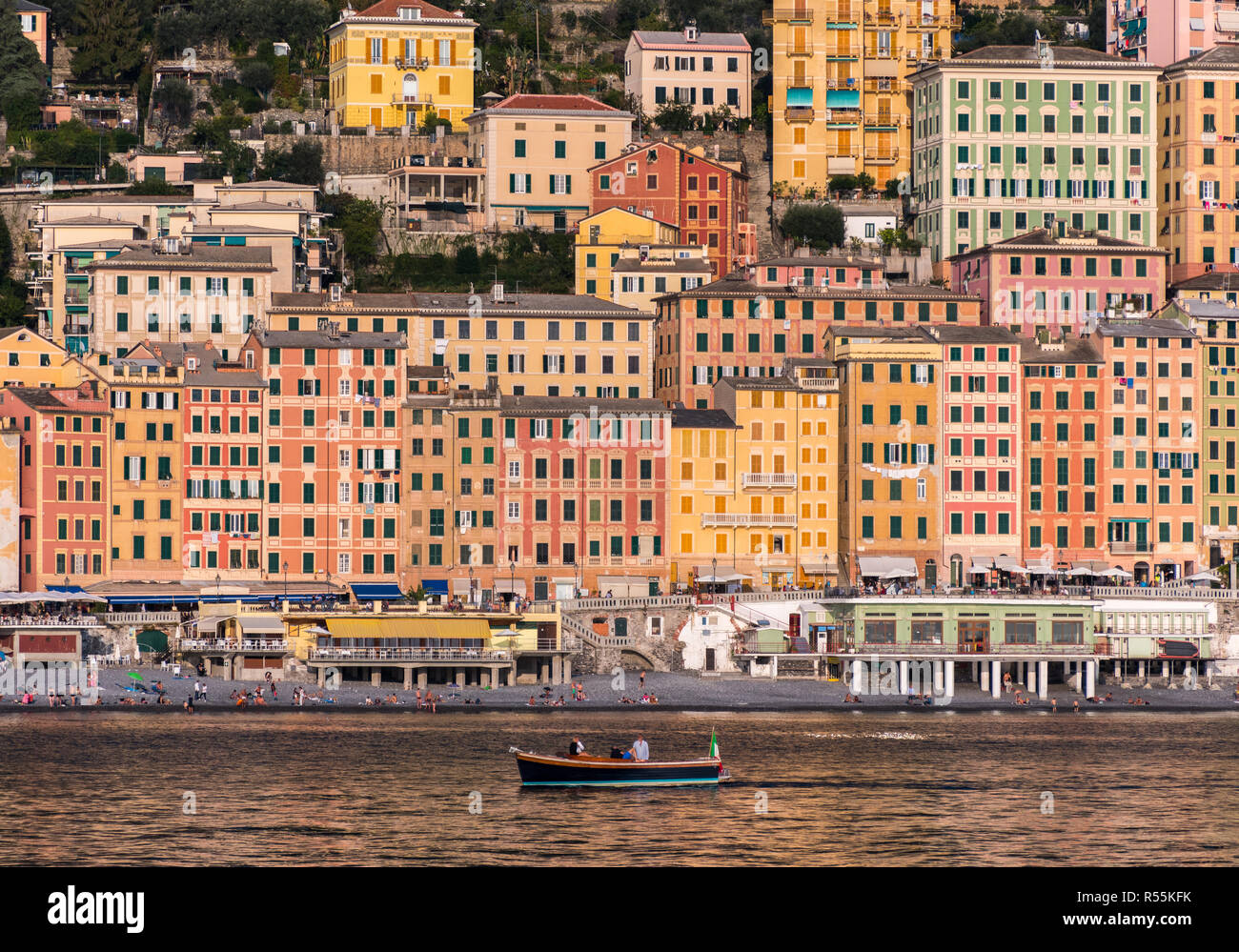 Die bunten Häuser von Camogli vom Meer aus gesehen Stockfoto