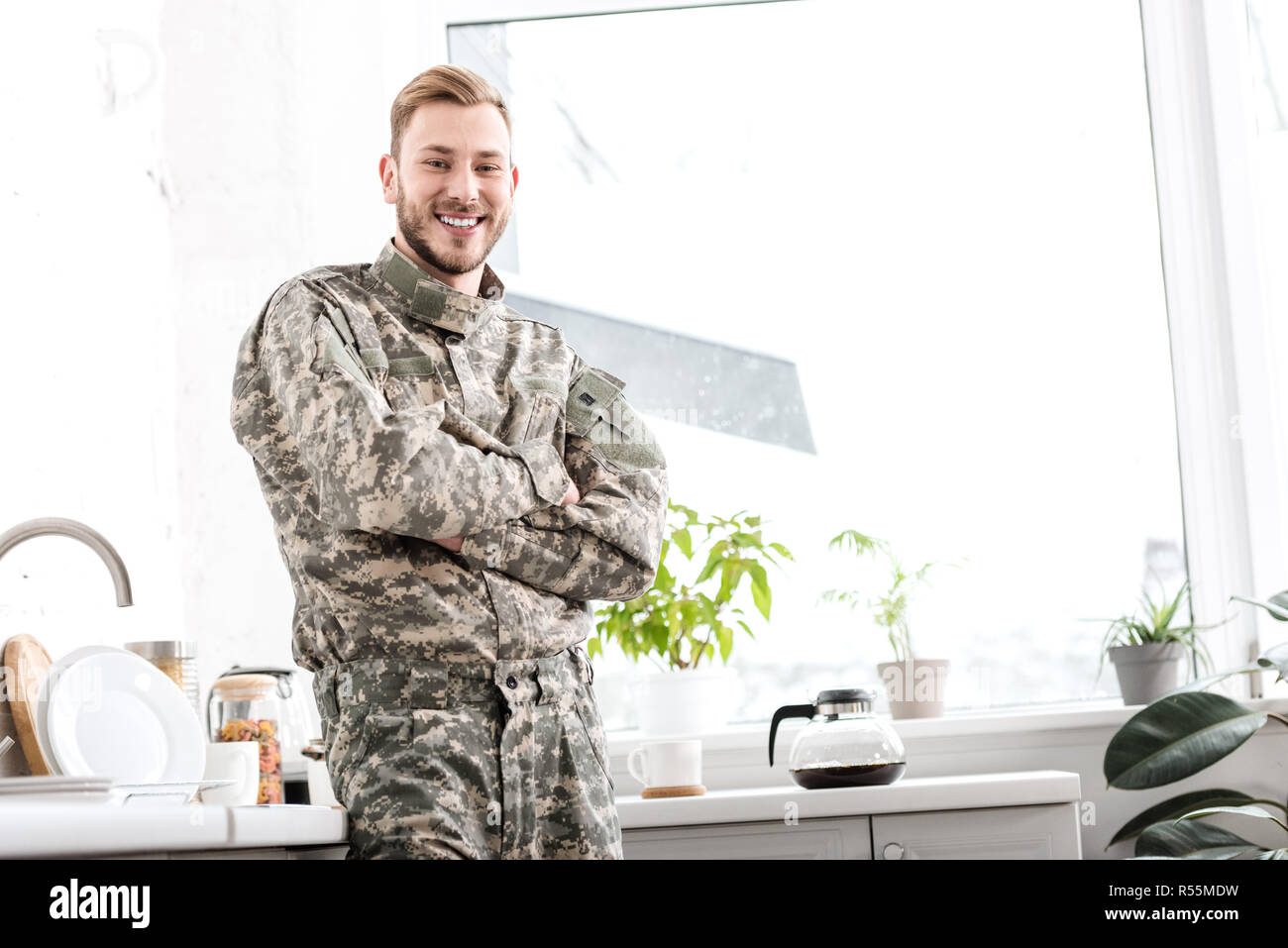 Lächelnd Armee Soldaten mit der Waffe in der Küche gekreuzt Stockfoto
