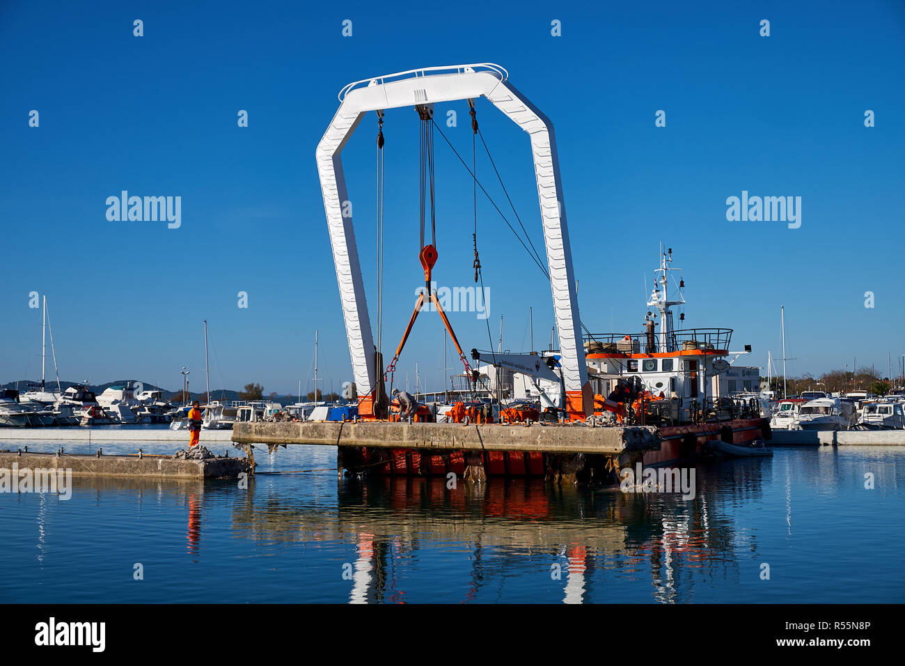 Zadar, Kroatien. Nutzen Kran auf barge anheben Teil der Betonpfeiler abgerissen und ersetzt Stockfoto