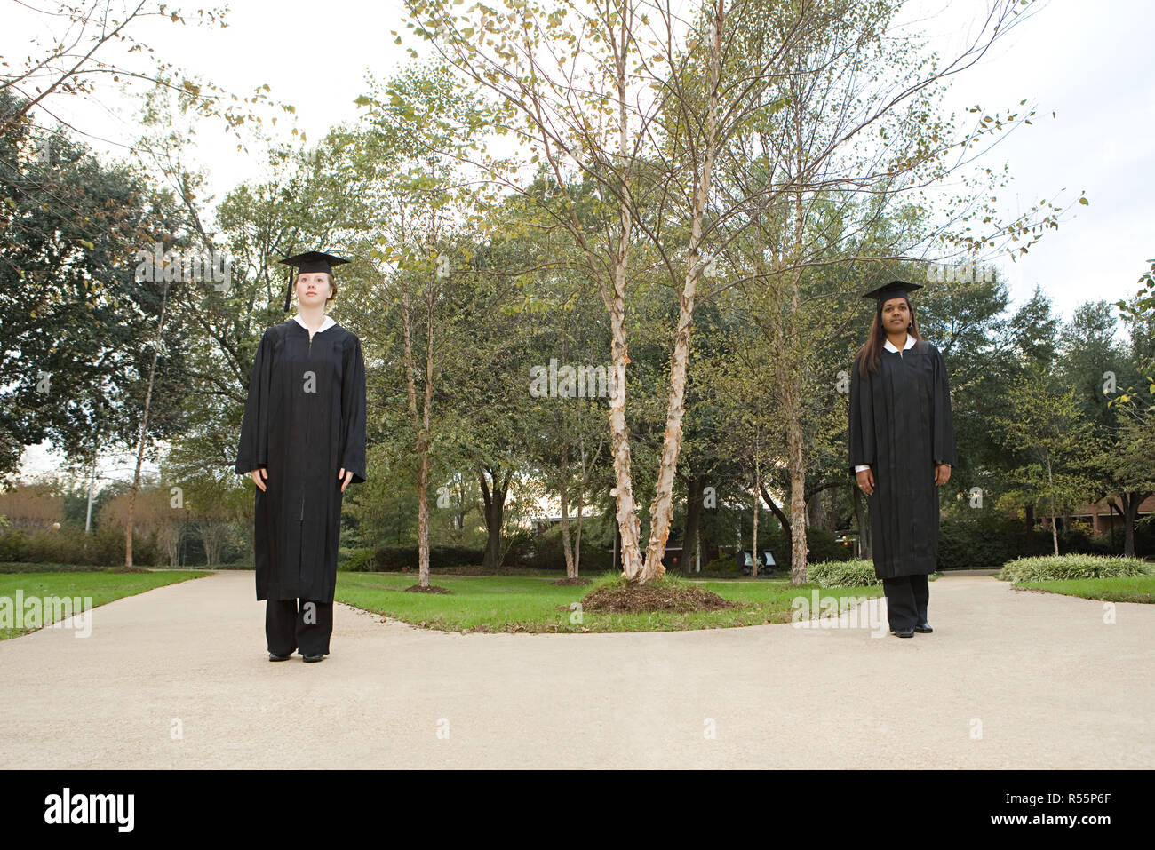 Zwei weibliche Absolventen einen Pfad auswählen Stockfoto