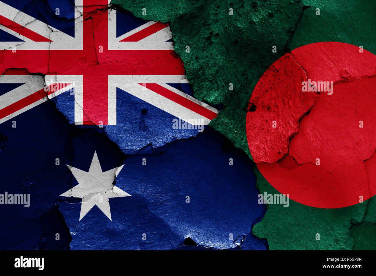 Flaggen von Australien und Bangladesch auf gerissene Wand gemalt Stockfoto