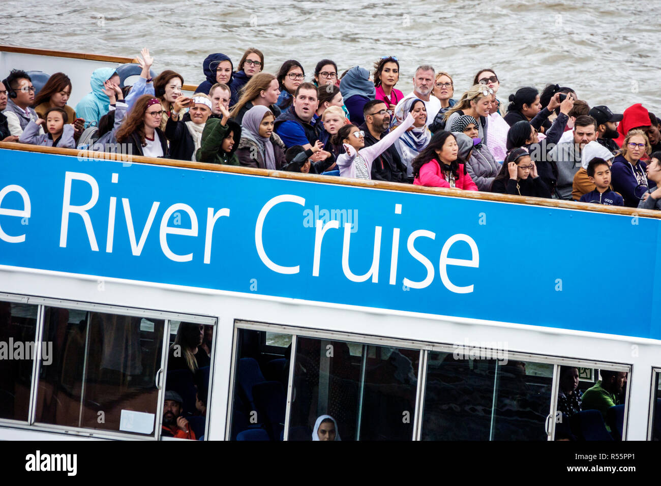 London England, Großbritannien, Themse, Kreuzfahrtboot, multiethnisch, überfüllt, asiatischer Muslim, Mann Männer, Frau, Frauen, Jungen, Kinder, Kind Stockfoto