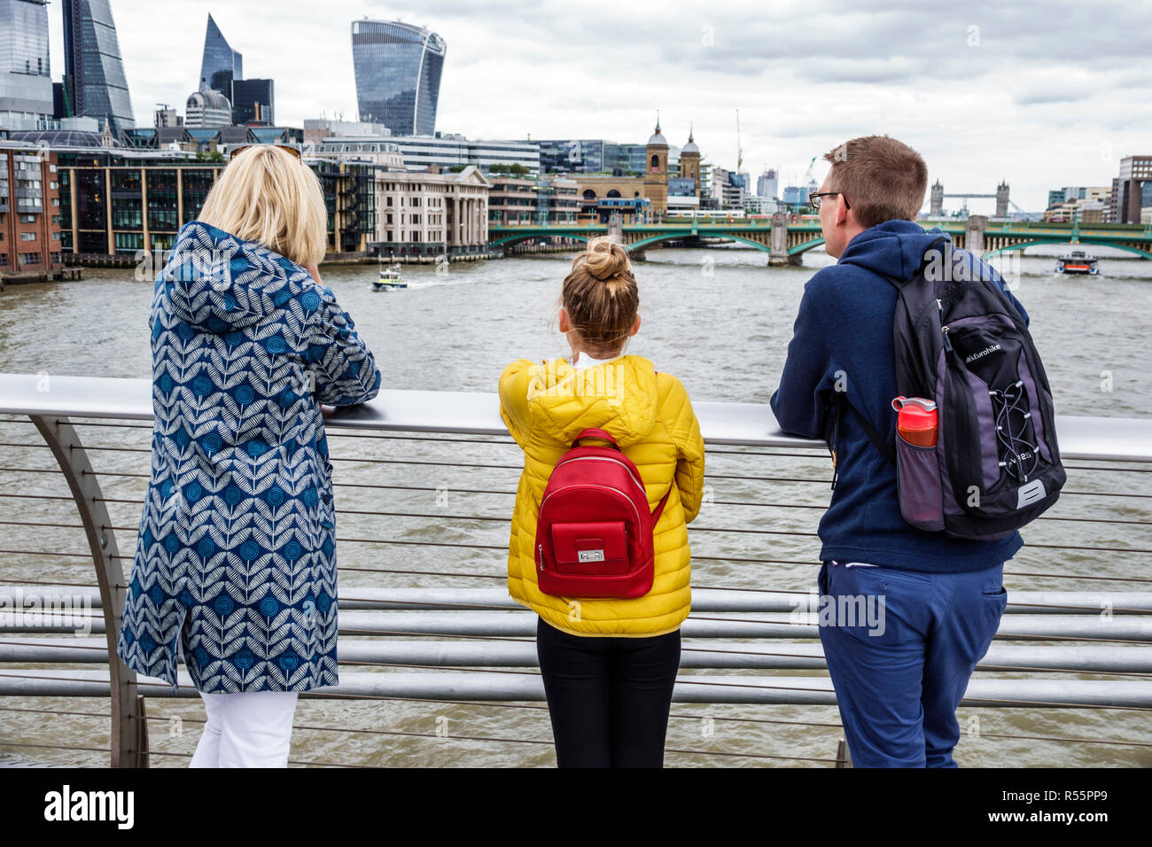 London England, Großbritannien, Millennium Bridge, Stahlaufhängung, Überquerung der Themse, Wasser, Skyline der Stadt, Metallgeländer, Mann Männer, Frau Frauen, Mädchen Stockfoto