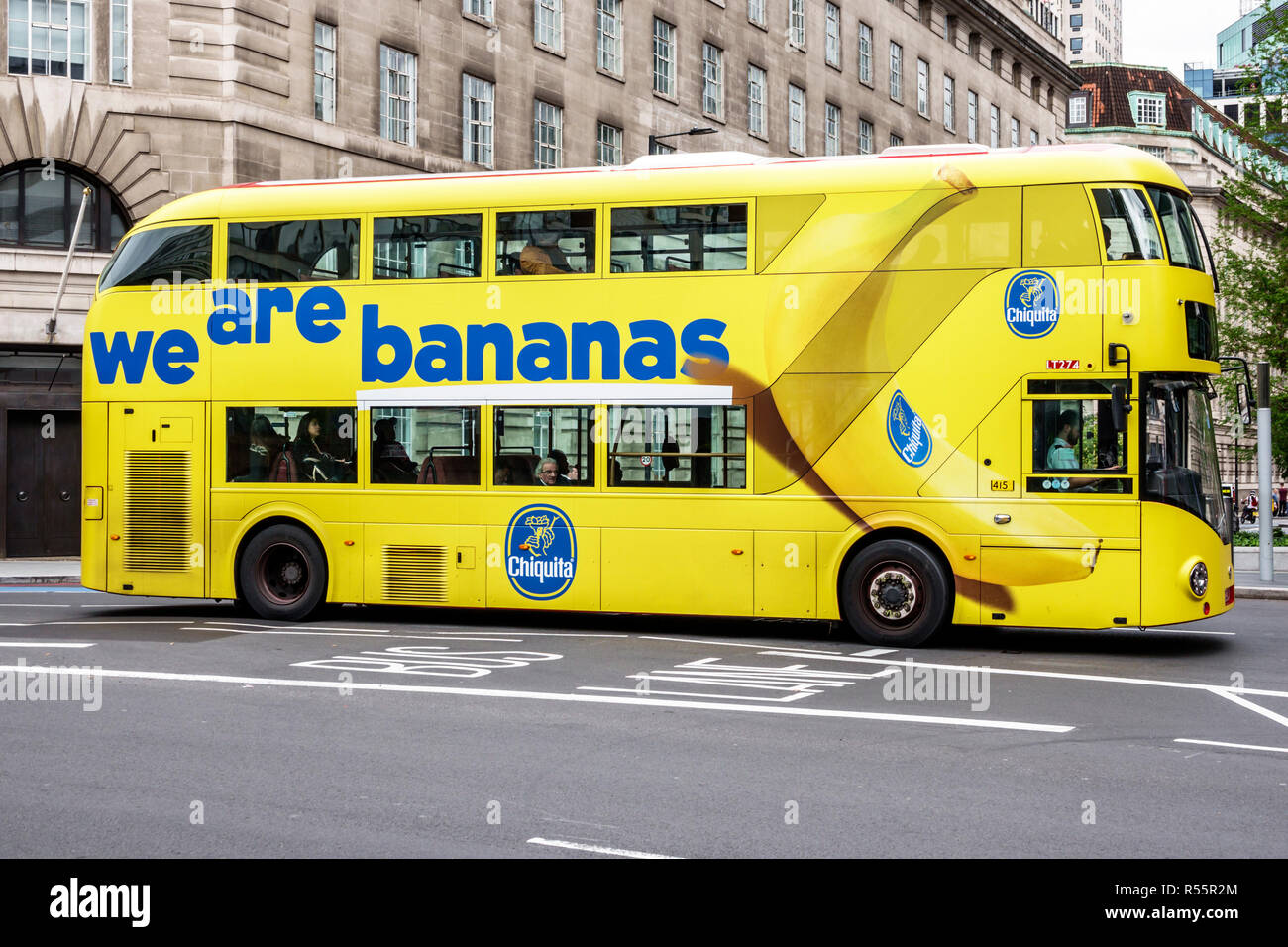 London England, Großbritannien, Lambeth South Bank, gelber Doppeldeckerbus, Fahrzeugverpackung, Marketing, Werbung, Chiquita Bananas, gelb, Großbritannien GB Englisch Europa, UK1 Stockfoto