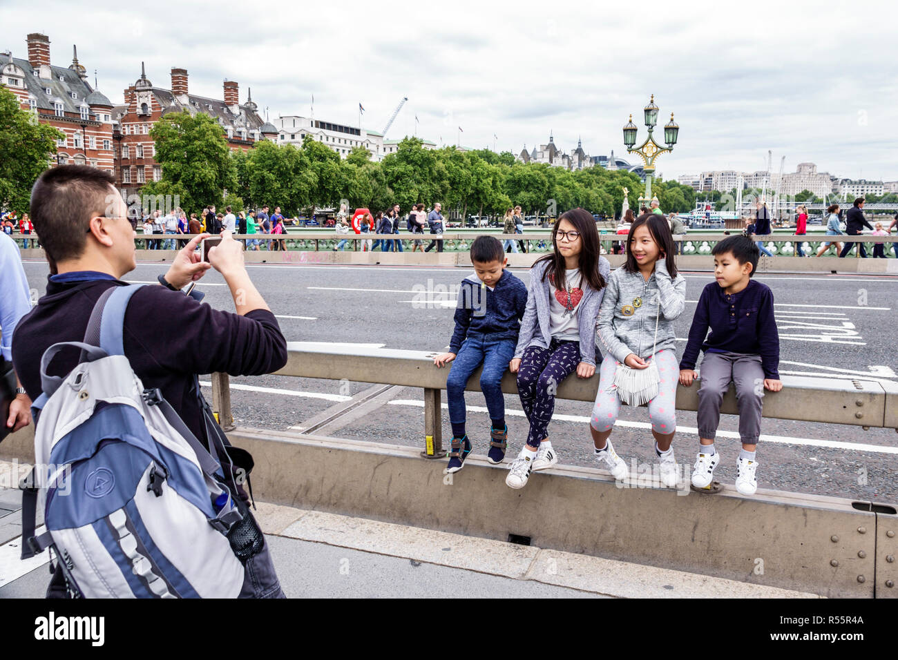 London England, Großbritannien, Großbritannien Großbritannien, Westminster Bridge, Themse River Water, Asiaten Ethnische Einwanderer Minderheit, Erwachsene Erwachsene ma Stockfoto