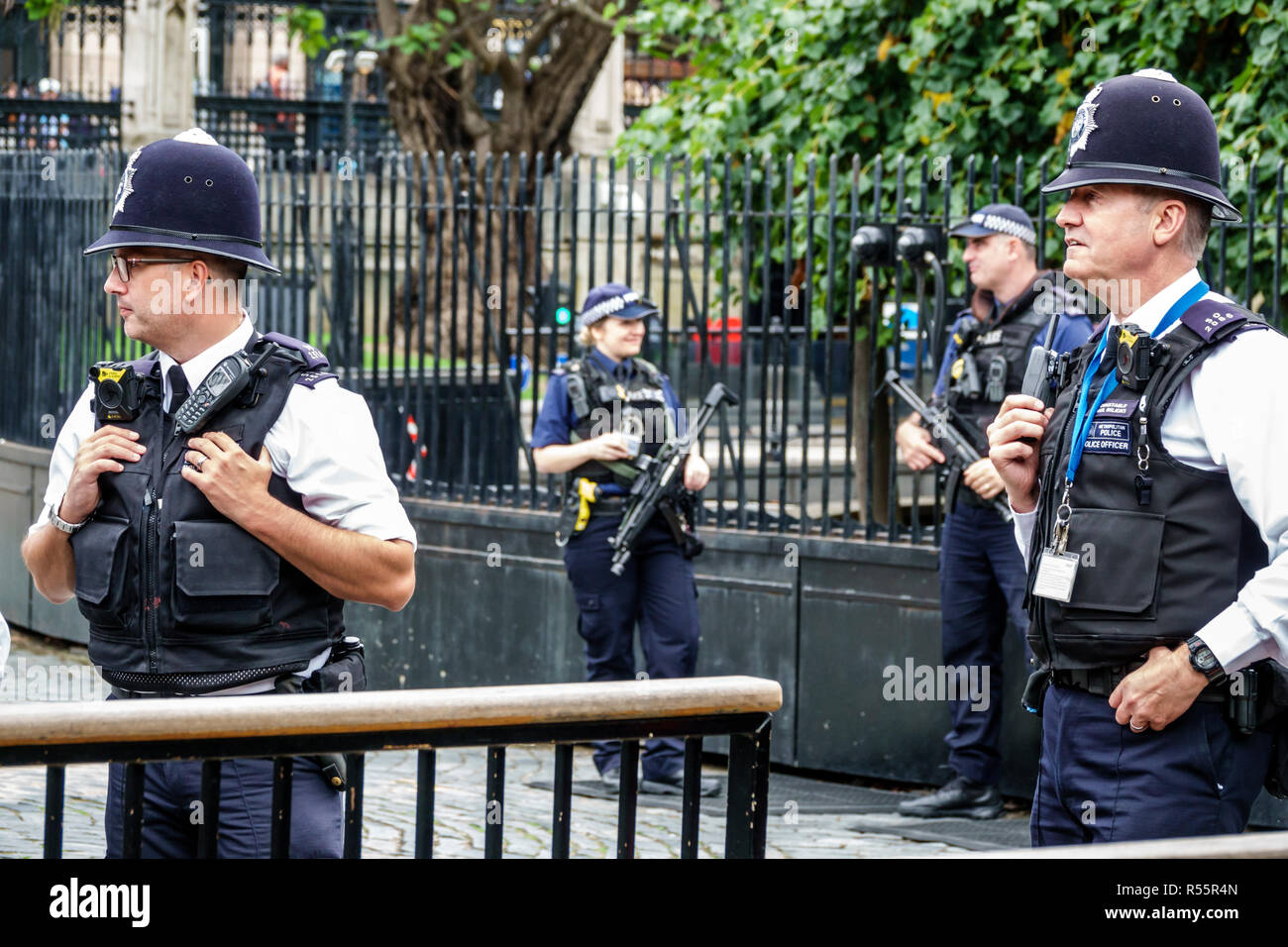Vereinigtes Königreich England London, Palace of Westminster Parlament, Sicherheitspolizisten bewaffnete Wachen Körper Kamera, kugelsichere Weste Uniform bobby helme Stockfoto