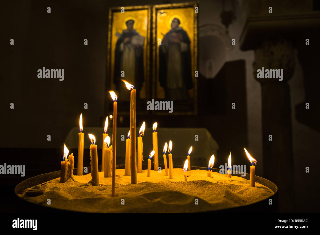 Votive Kerze in der Basilika di San Nicola (Basilika des Heiligen Nikolaus), Bari, Apulien, Italien Stockfoto