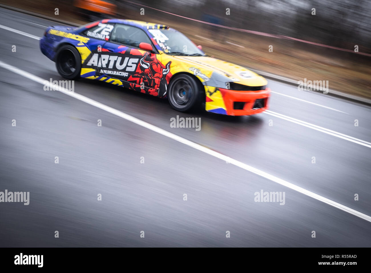 Zgierz/Polen. November 24, 2018: Sport drift Auto in Bewegung, verschwommenen Hintergrund Stockfoto