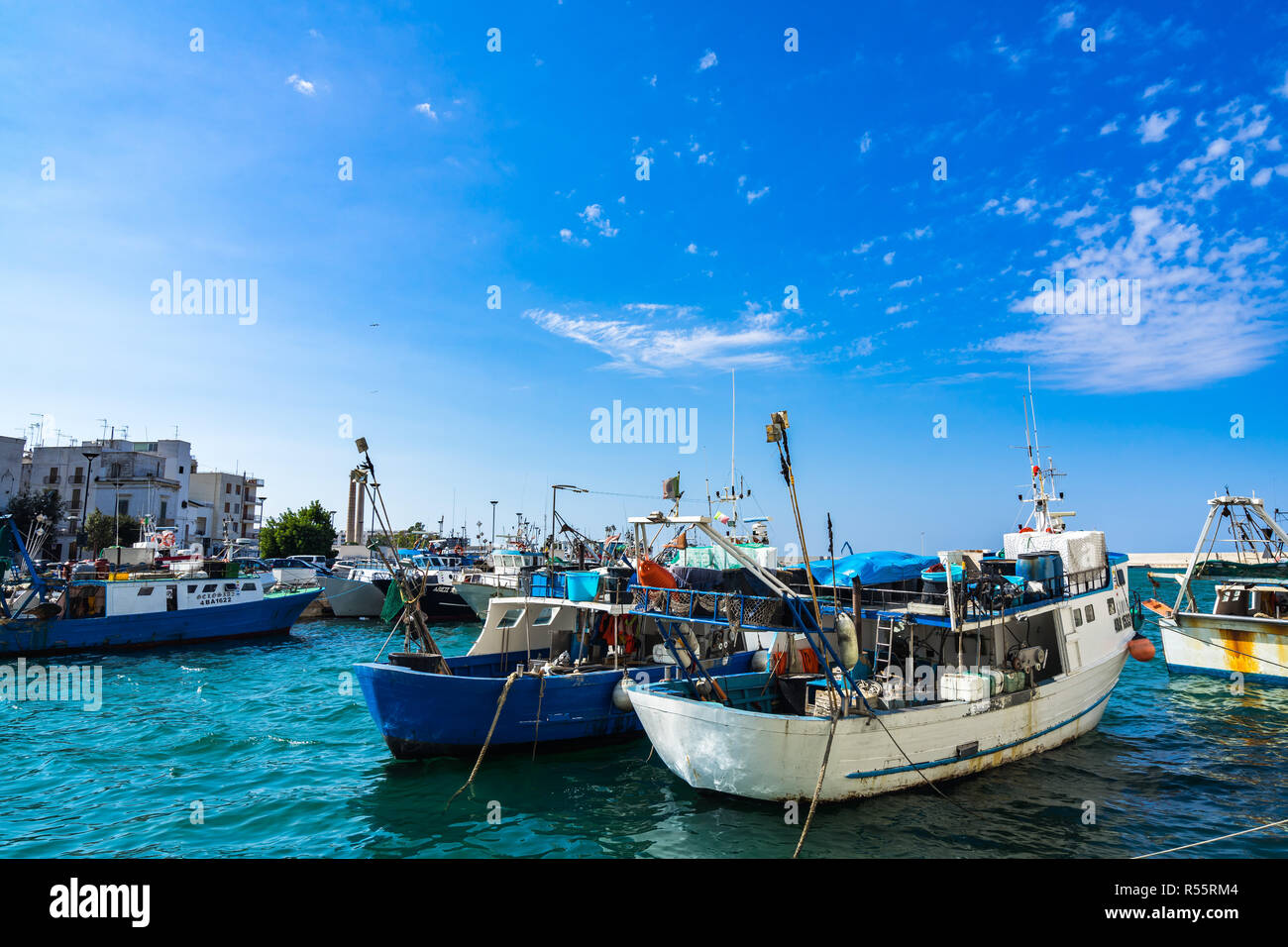 Fischerboote bereit von Monopoli Hafen zu segeln. Ostuni, Apulien, Italien, August 2017 Stockfoto