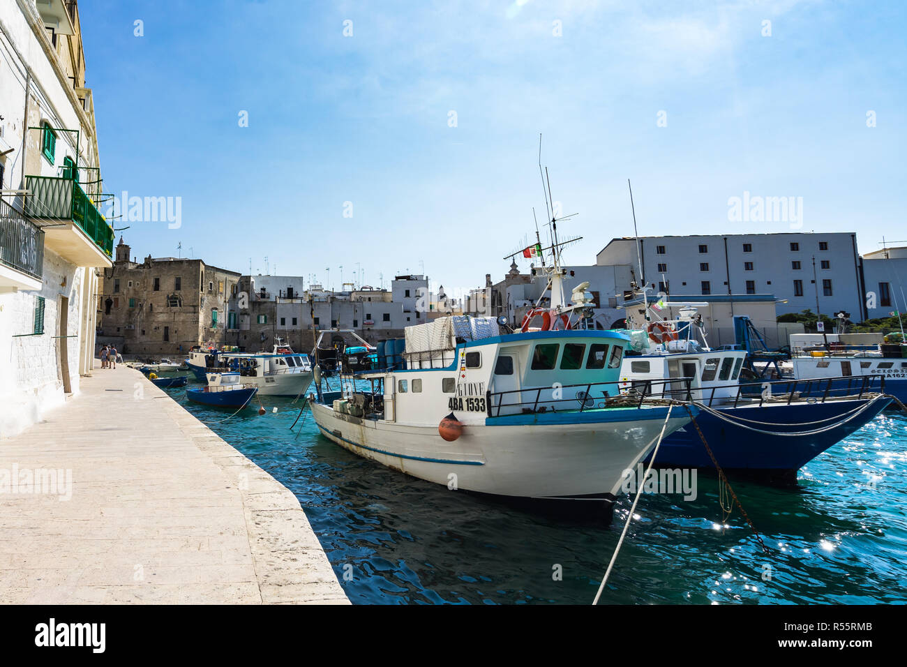 Hafen von Monopoli voller Fischerboote. Ostuni, Apulien, Italien, August 2017 Stockfoto