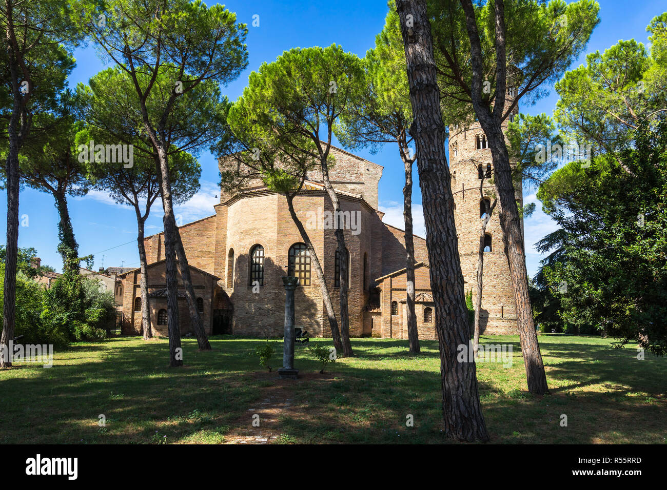 Rückansicht Blickrichtung auf die Basilika von Sant'Apollinare in Classe, ein wichtiger Standort für Byzantinische Kunst in der Nähe von Ravenna, Emilia Romagna, Italien Stockfoto