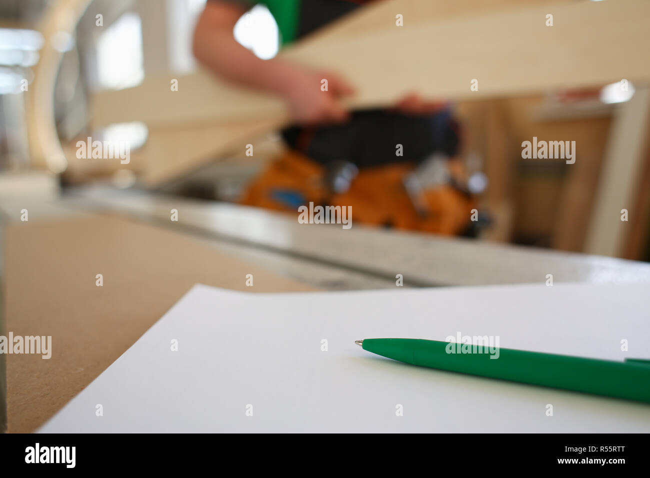 Ausarbeitung grün Kugelschreiber auf dem Schreibtisch liegend auf Zwischenablage Stockfoto