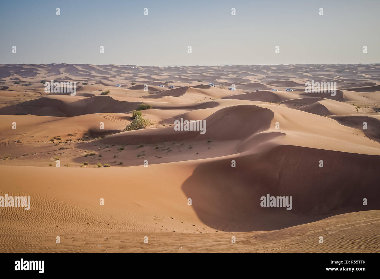 Off-road Fahrzeuge in der Wüste Sand Dünen von Dubai fahren. 4-rad Jeep Safari. Stockfoto