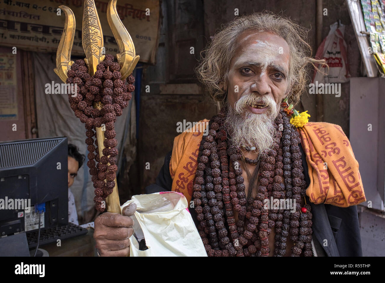 Ein Sadhu oder Hinduheiliger Mann mit einem Trishul (Trident), einem Symbol des Gottes Shiva, und Ketten aus heiligen Rudraksha-Samen; Mumbai, Indien Stockfoto