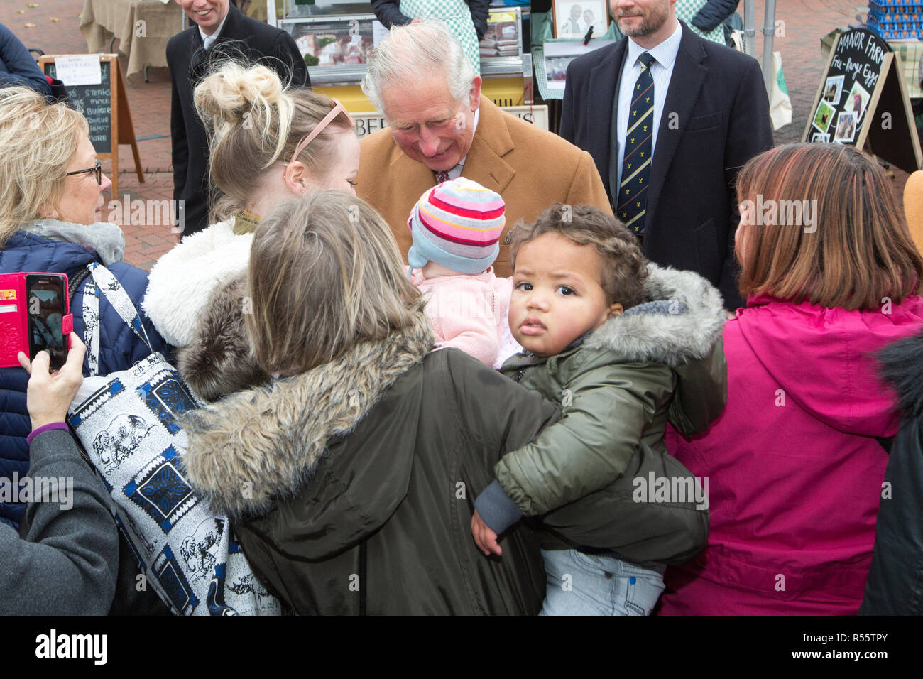 Prinz Charles und Camilla, Herzogin von Cornwall, Besuch von Ely Bauernmarkt in Cambridgeshire. Prinz Charles war ein dicken Kuss von einer Frau in der Menge gegeben wie er im Ely Bauernmarkt in Cambridgeshire kam heute (Mi). Der Prinz von Wales erhielt die Standbesitzer herzlich willkommen, als er zusammen mit der Herzogin von Cornwall. Die Paare wurden für eine Vielzahl von Händlern eingeführt, einschließlich der Hersteller von Aberdeen Angus Beef, Blume, Landwirte, lokale Erzeuger von Salat, Gemüse, Chilis und weiches Obst sowie Bäcker und veganes Essen Unternehmer. Stockfoto