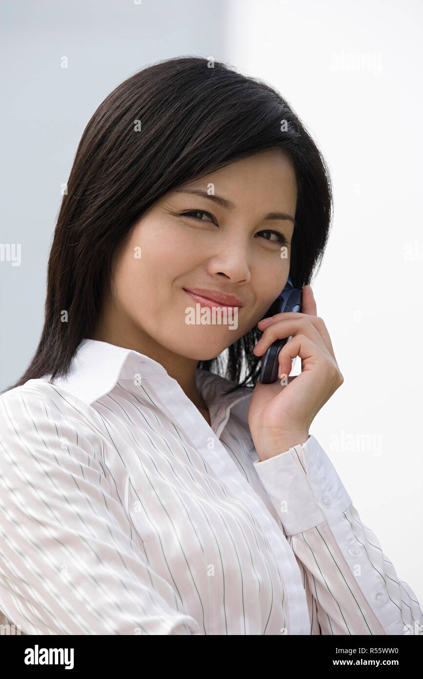 Geschäftsfrau mit einem Funktelefon Stockfoto