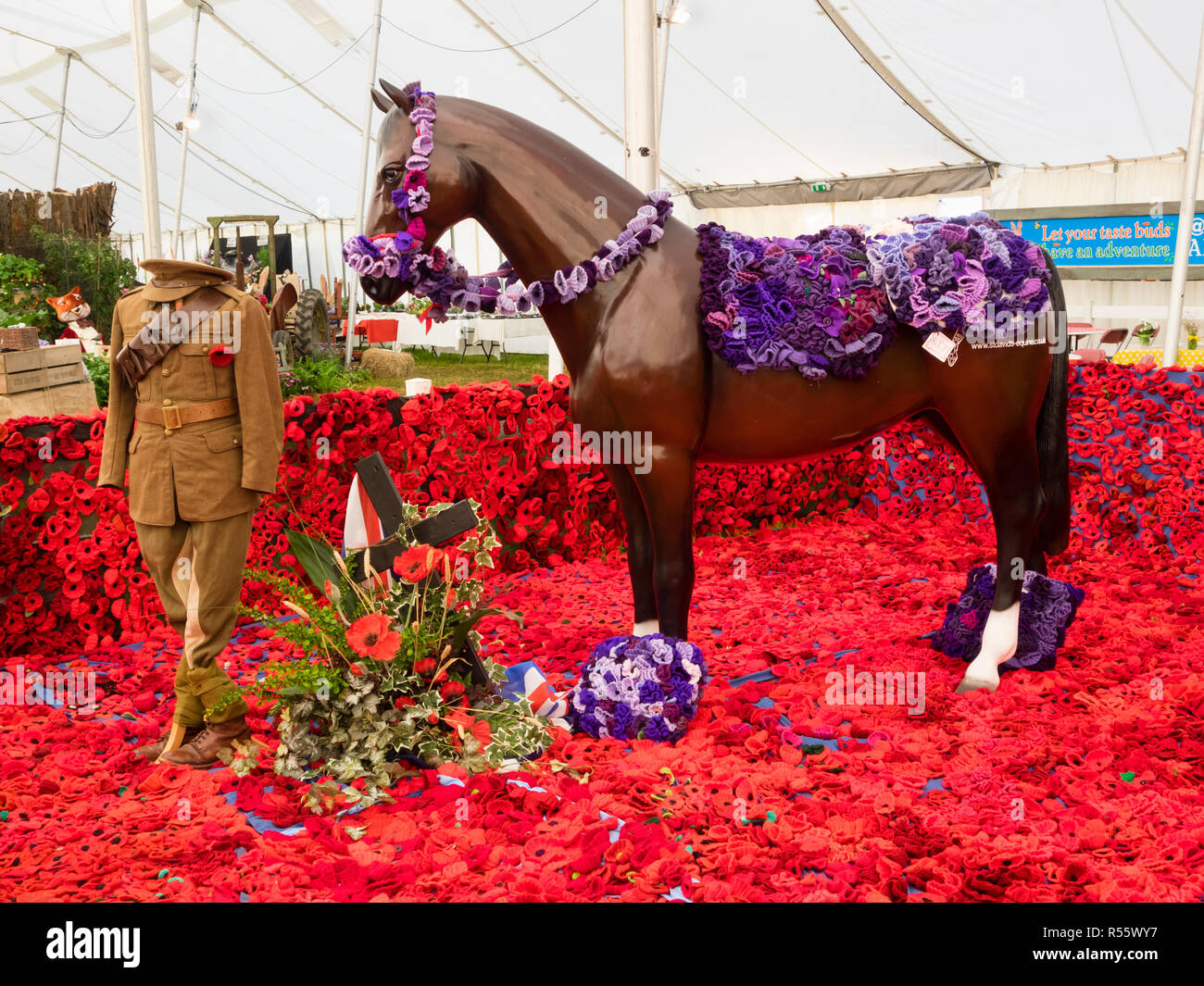 Weltkrieg 1 Erinnerung Gedenkstätte mit Pferd und private Modelle bei gestrickten Mohnblumen im Devon County, 2018 Stockfoto