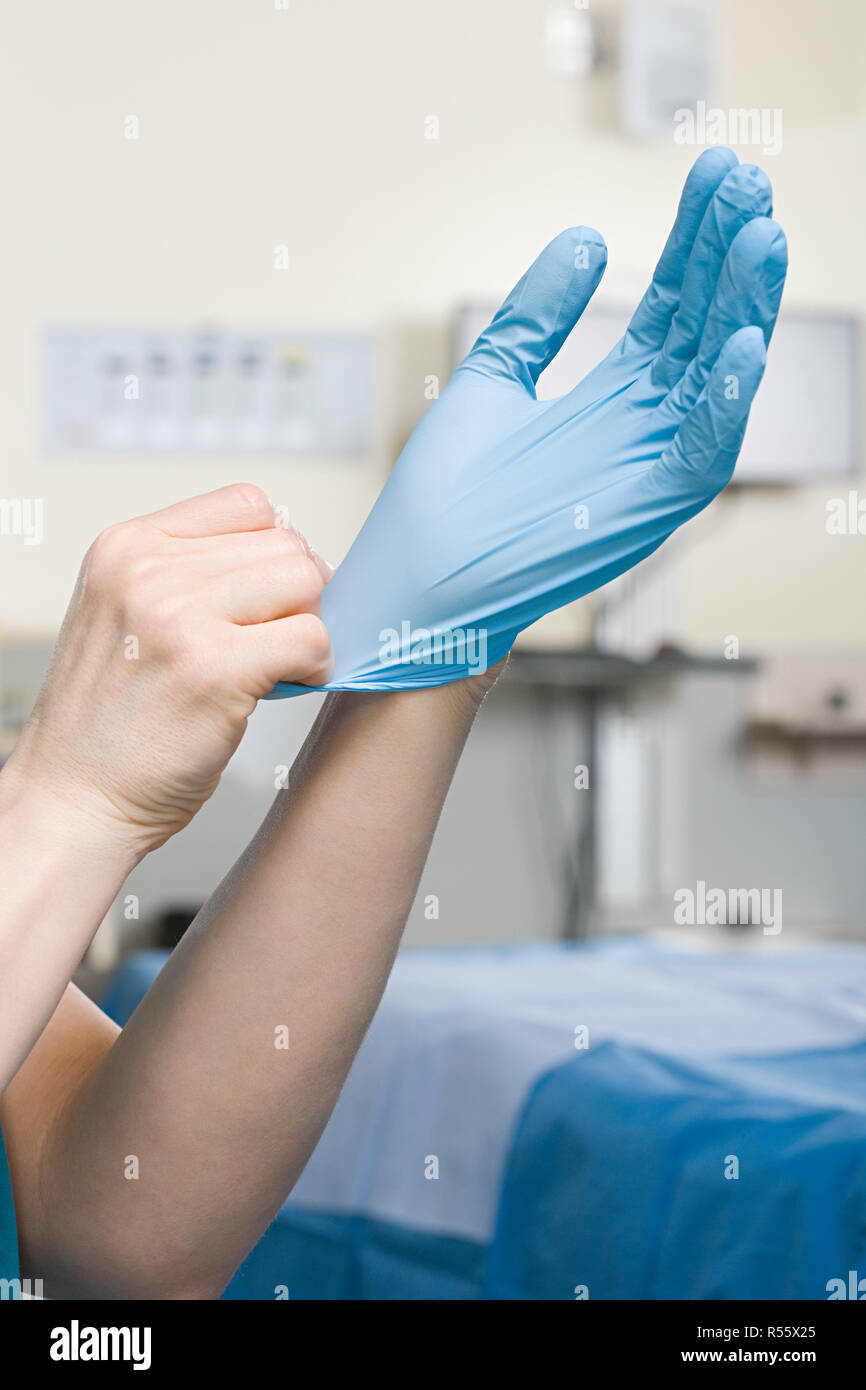 Chirurg Handschuh anziehen Stockfoto