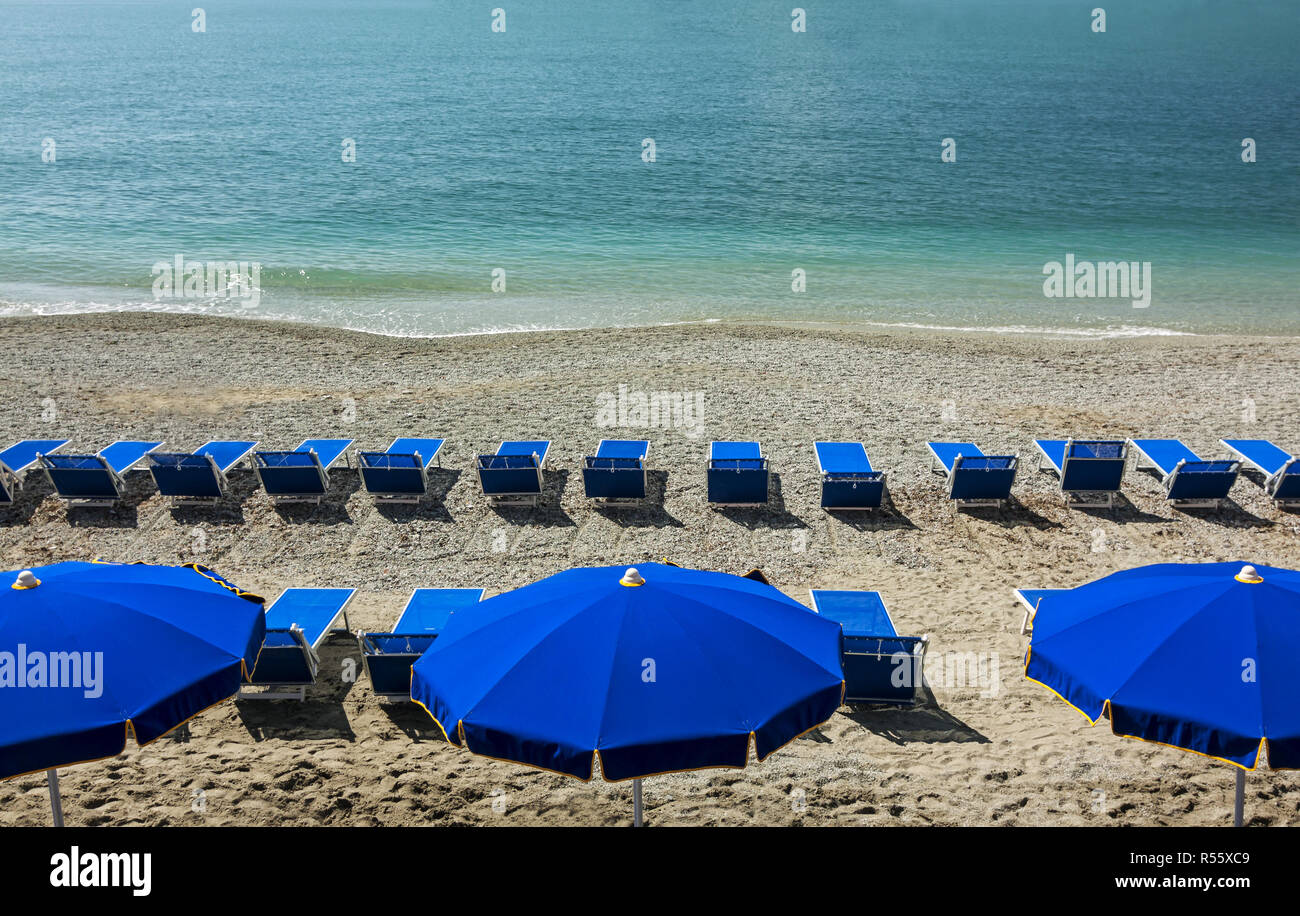 Urlaub und Tourismus-Konzept. Liegen am Paradiesstrand Stockfoto