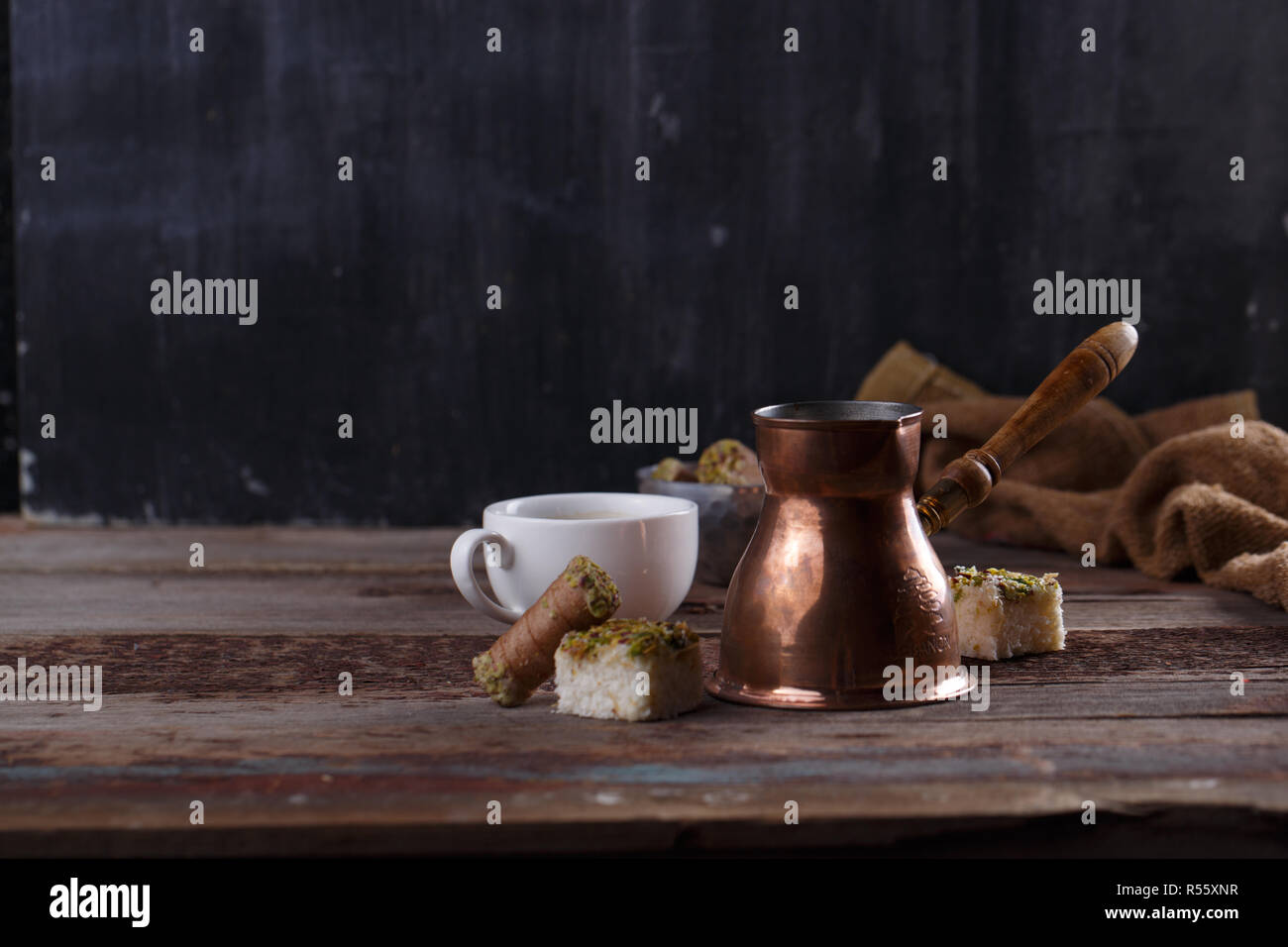 Traditionelle türkische Kaffee und Turkish Delight auf dunklen Holz- backgroundm Platz kopieren Stockfoto