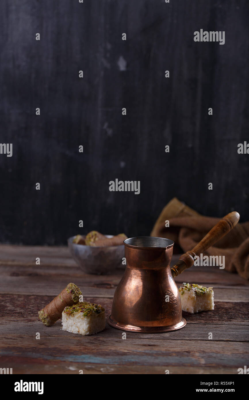 Traditionelle Kupfer/Türke oder cezve mit türkischen Köstlichkeiten, Kopie Raum Stockfoto