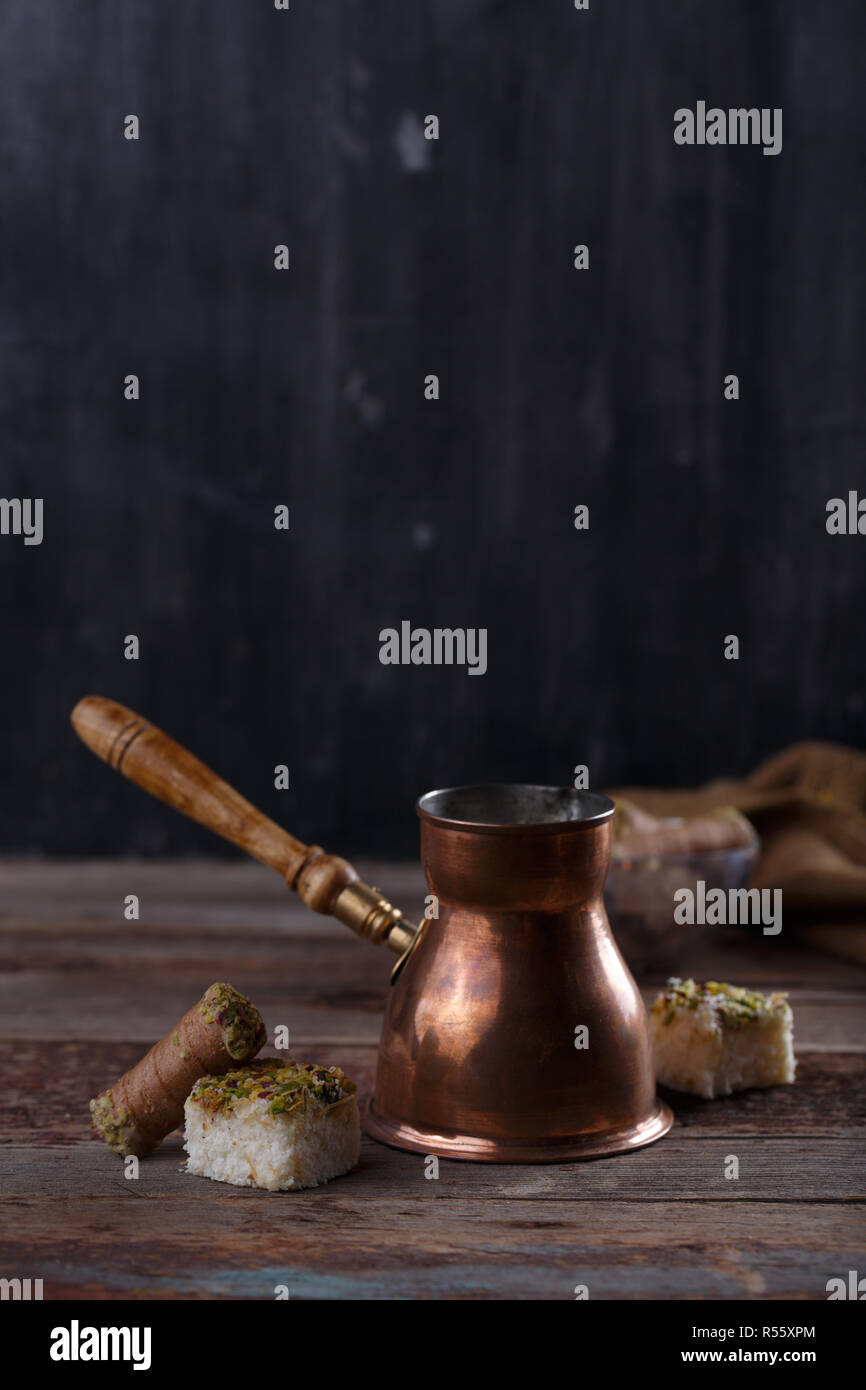 Traditionelle Kupfer/Türke oder cezve mit türkischen Köstlichkeiten, Kopie Raum Stockfoto