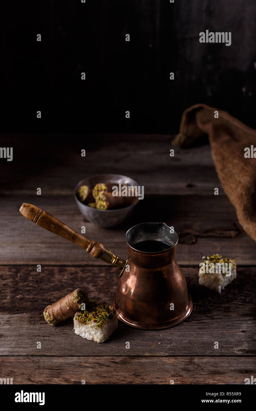 Traditionelle türkische Kaffee und Turkish Delight auf dunklen Holz- backgroundm Platz kopieren Stockfoto