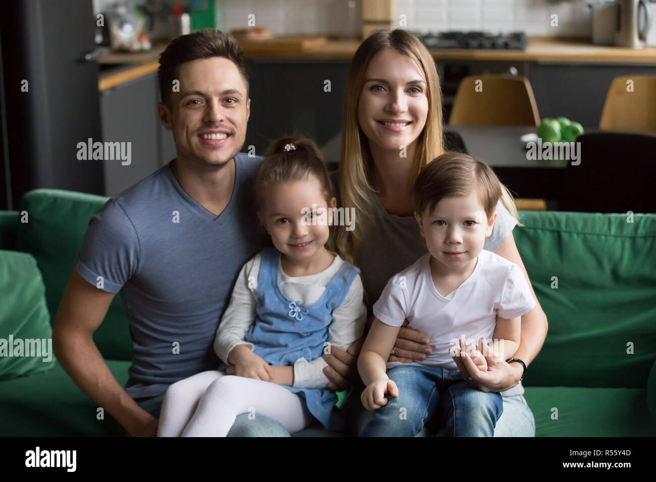 Portrait von Glücklich lächelnde große Familie mit zwei Kindern Stockfoto