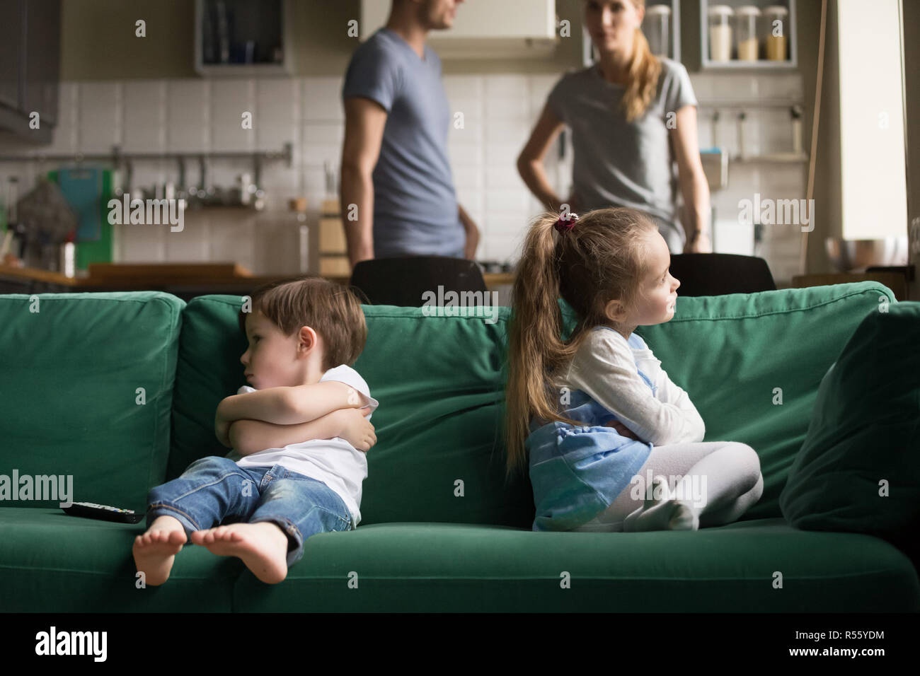 Beleidigt Bruder und Schwester saß auf der Couch Umkippen Stockfoto