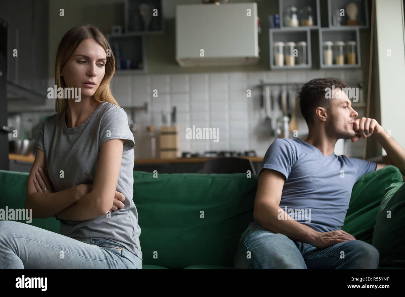 Verärgert Mann und Frau getrennt sitzen auf der Couch beleidigt Stockfoto