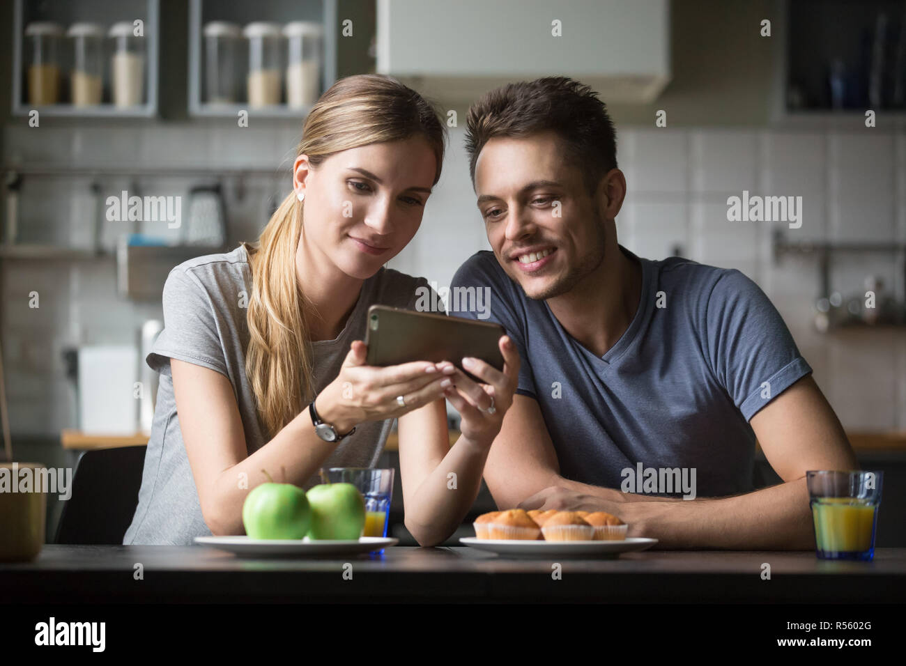 Junge Frau, Mann der Bildschirm des Smartphones, Videos, Fotos Stockfoto