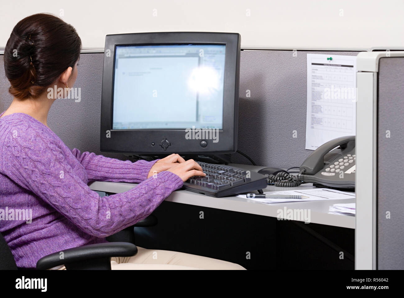Frau am Computer arbeiten Stockfoto