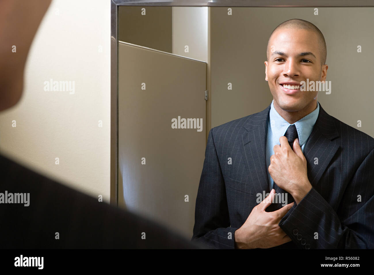 Anpassung Krawatte Mann im Spiegel Stockfoto