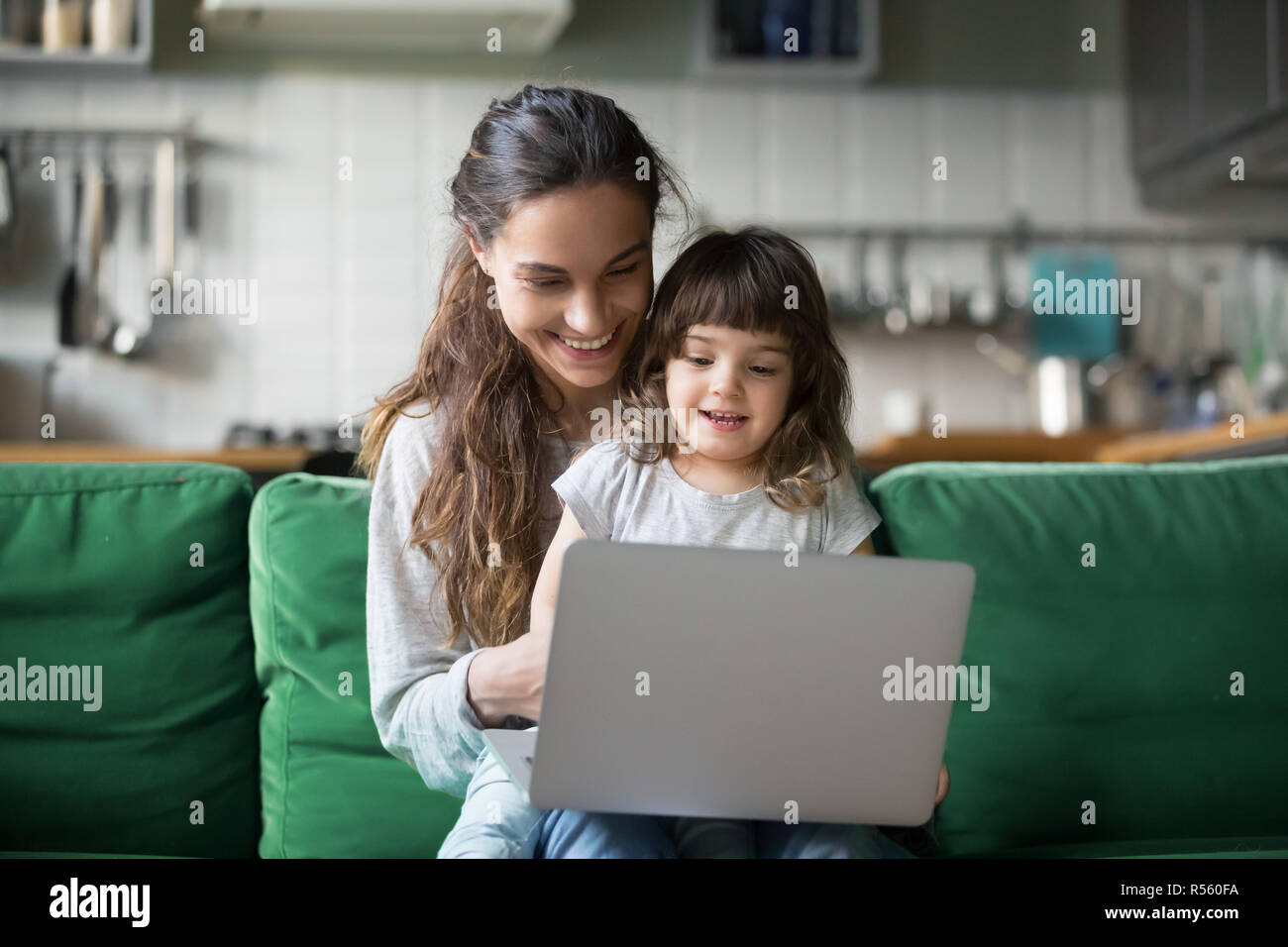 Glücklich lachend Mutter und Tochter mit Laptop Stockfoto