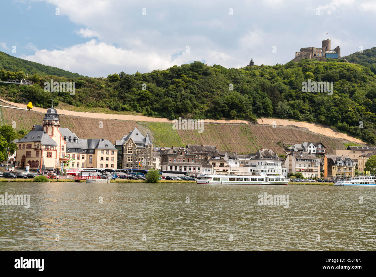 Bernkastel, Deutschland. Landshut Burgruine auf einem Hügel. Stockfoto