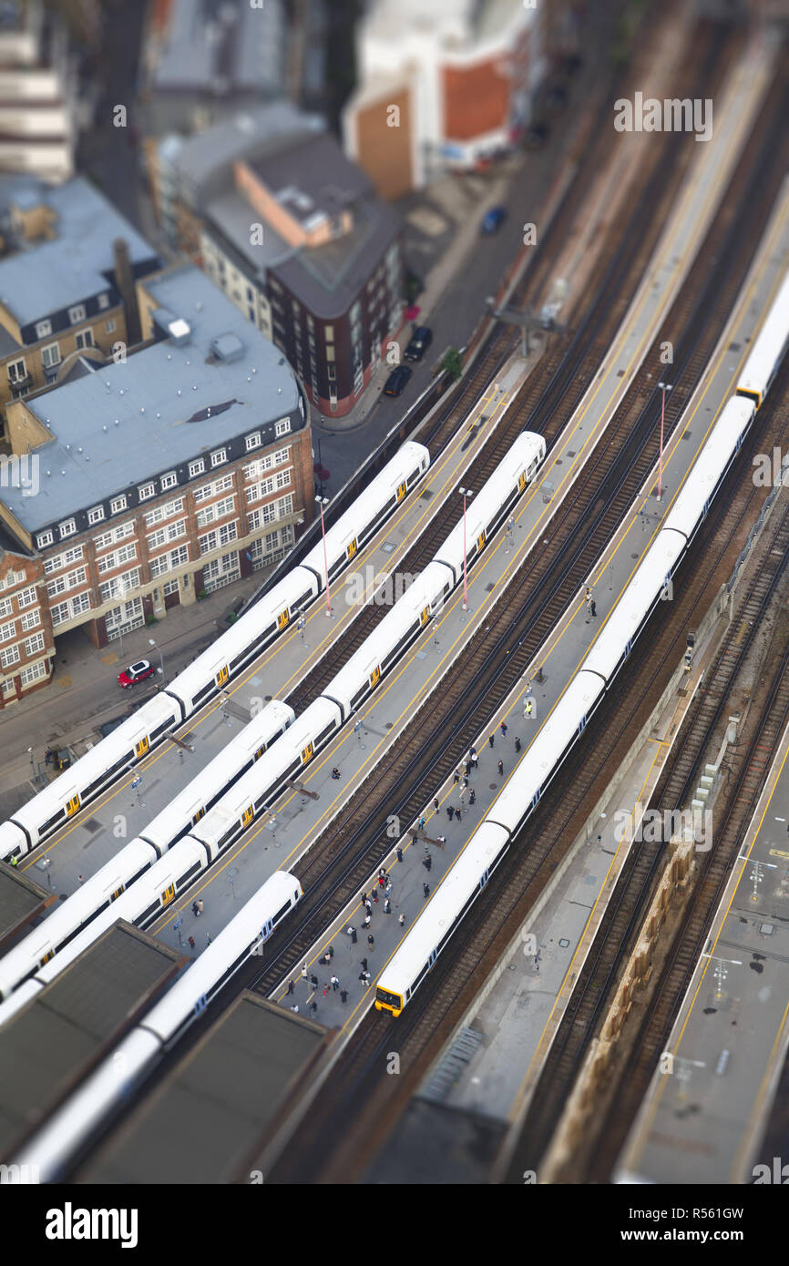 London, Großbritannien - 03 Juli, 2013. Luftaufnahme der Pendler warten auf einen Zug auf der Plattform der Bahnhof London Bridge, London, UK. Selektiver Fokus Stockfoto