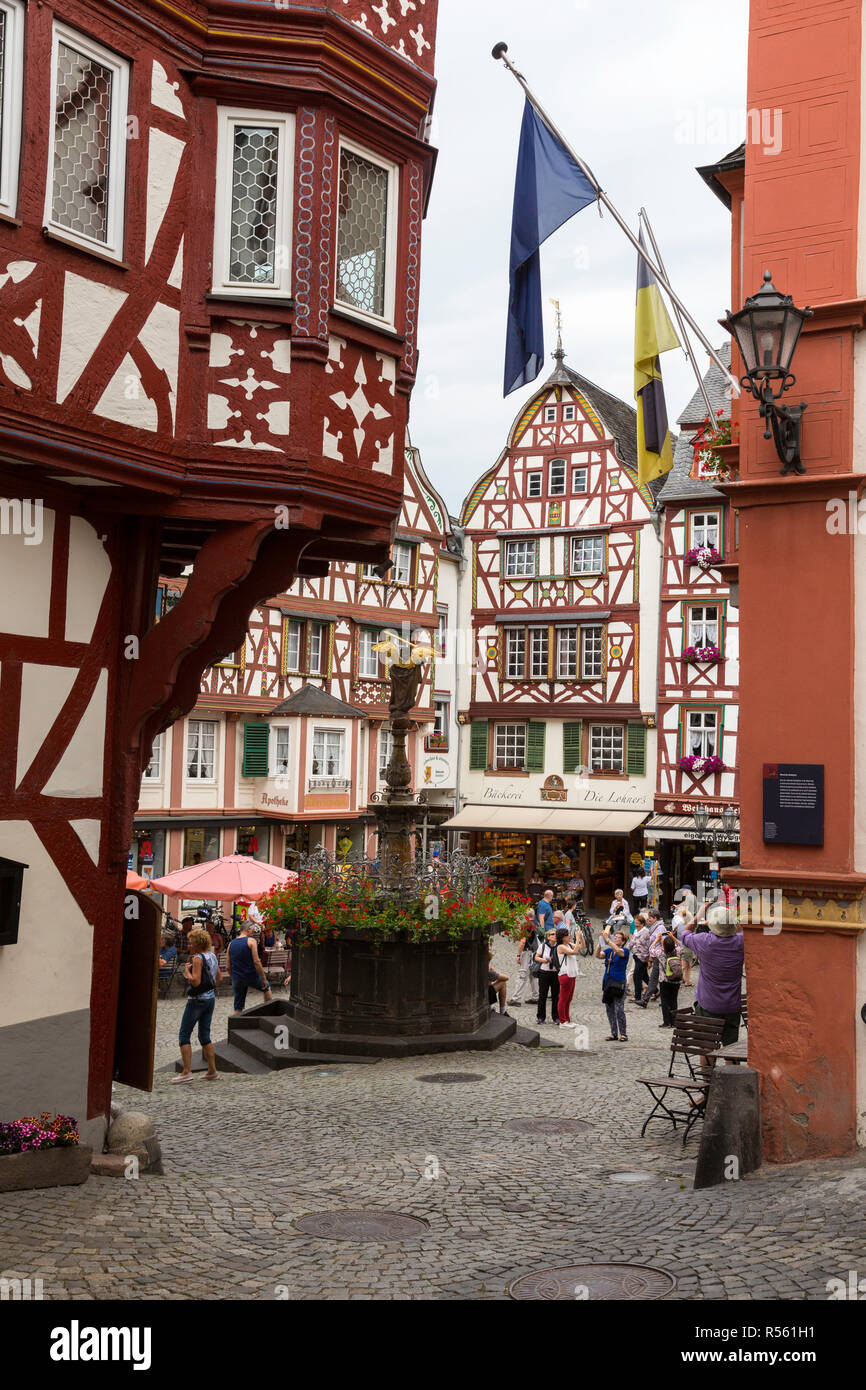 Bernkastel, Deutschland. Marktplatz und St. Michael's Brunnen von Fachwerkhäusern umgeben. Stockfoto