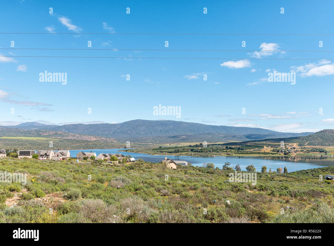 CLANWILLIAM, SÜDAFRIKA, 22. AUGUST 2018: eine Landschaft mit Häusern mit Blick auf den Clanwilliam Dam in der Provinz Western Cape Stockfoto