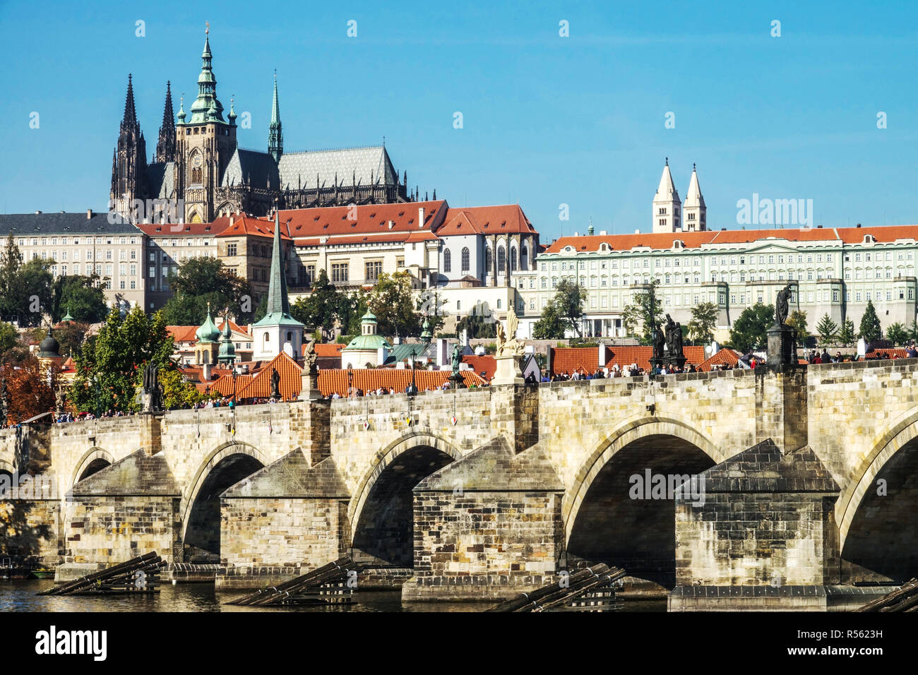 Karlsbrücke Prager Burg Prag Tschechische Republik Europa Brücke Gotisches mittelalterliches Gebäude Hradcany Panorama Stadt Prag Karlsbrücke und Schloss Stockfoto