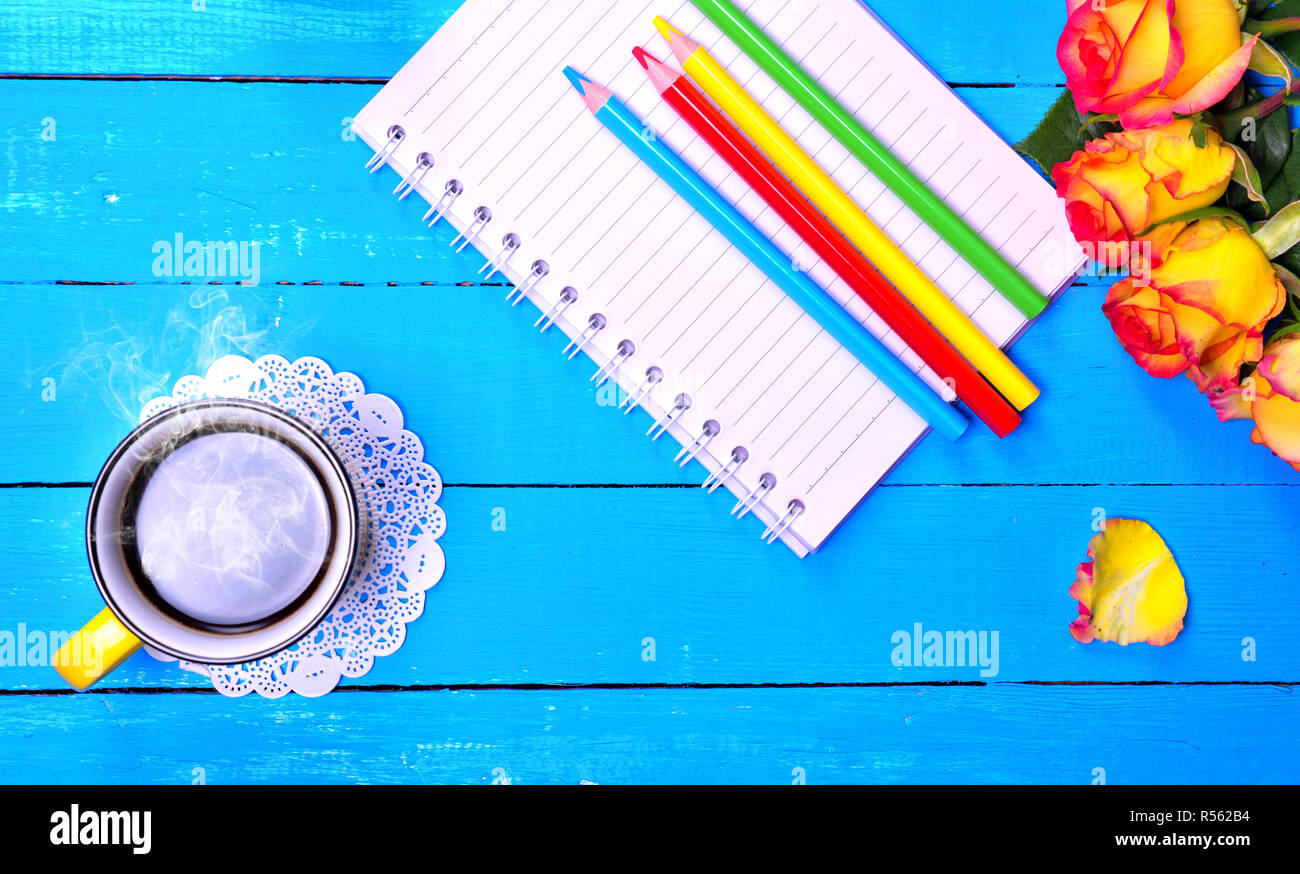 Leeren Notizbuch aus Papier und Buntstifte mit einer Tasse schwarzen Kaffee Stockfoto