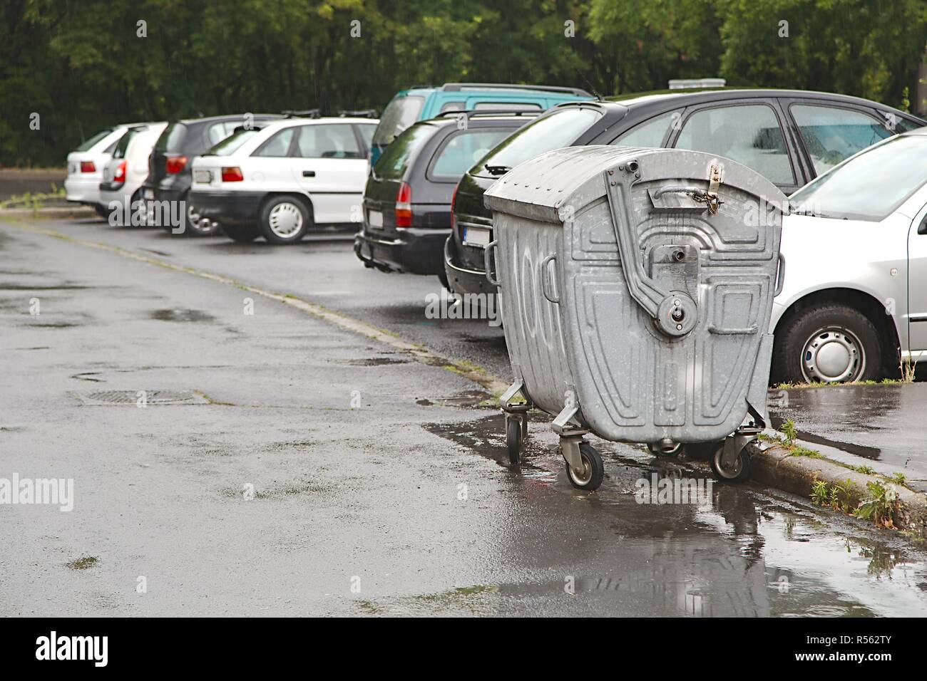 Müllcontainer im Regen Stockfoto