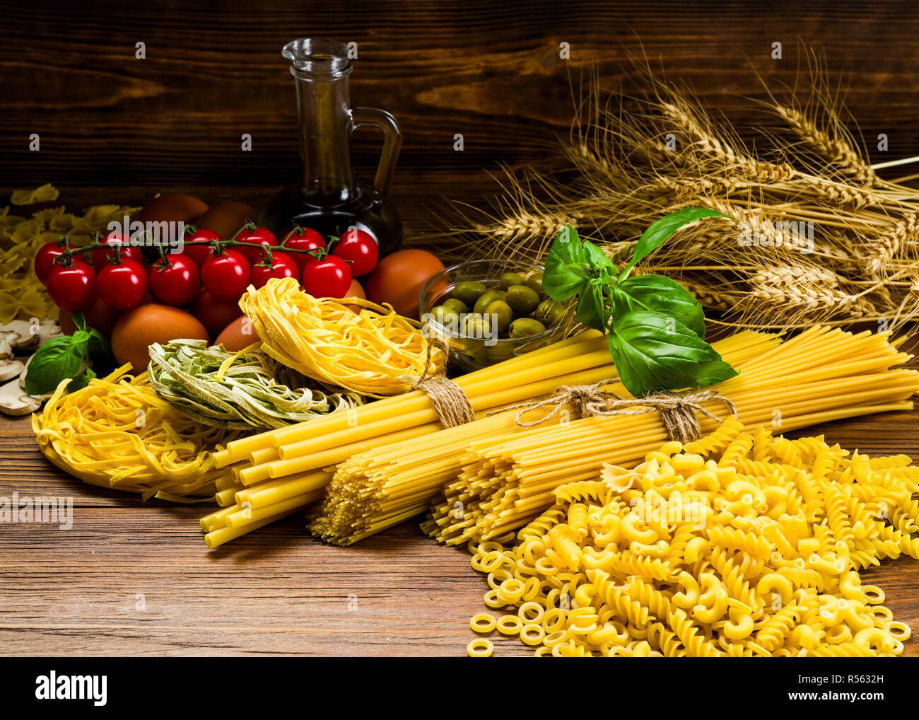 Italienische Spaghetti auf Pasta auf dem Küchentisch mit Huhn Eier, Oliven und Tomaten und Basilikum Spice und., Stockfoto