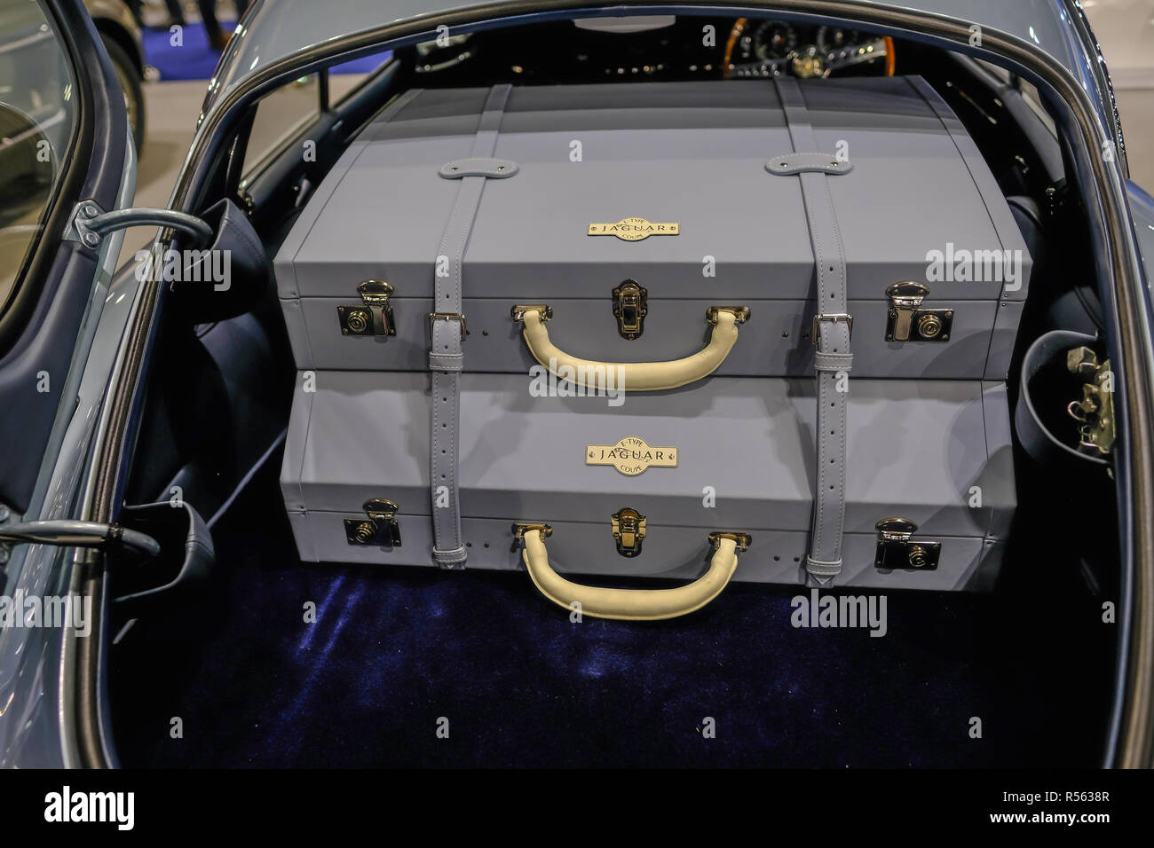 London, UK - Februar 16.2018: Paar passende Leder grau Fälle im Kofferraum eines. e-type Jaguar. Stockfoto
