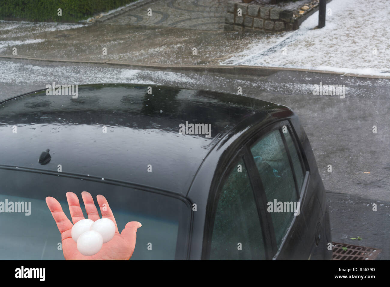 Große Hageeis-Kugeln auf Autohaube nach heftigem Stockfoto