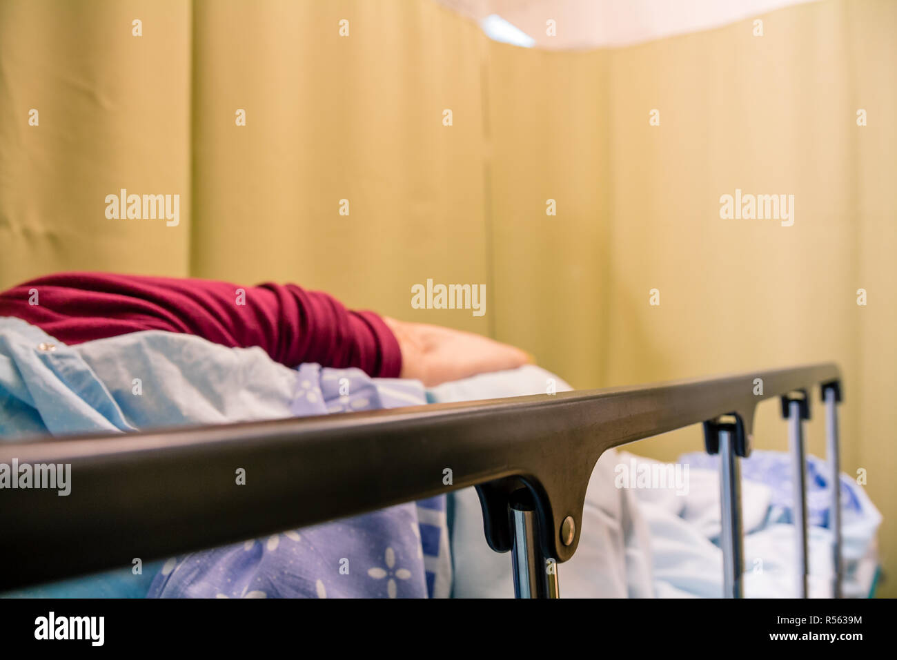 Frau Patienten Liegen Auf Einem Bett In Einem Krankenhaus Zimmer Stockfotografie Alamy