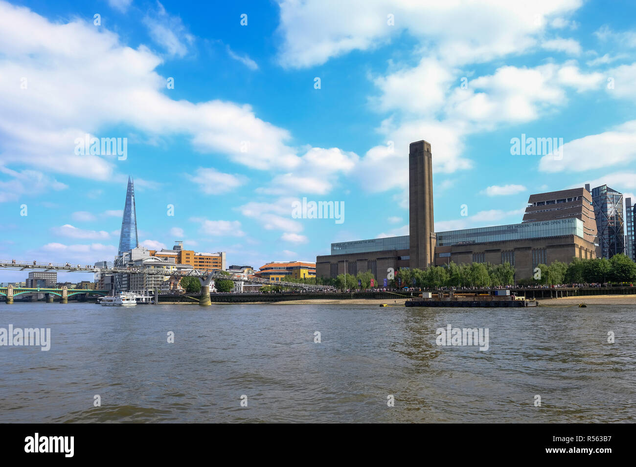 Bankside, Southwark, London, UK - Juni 8, 2018: Blick von der Themse von der Tate Modern Art Gallery, die Millennium Bridge und Shard in der Skyline. Tak Stockfoto