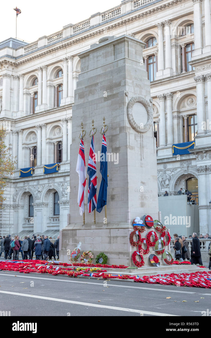 LONDON, Großbritannien - 11 November 2018: Das Ehrenmal in Whitehall, London, England, UK. Das Ehrenmal steht im Mittelpunkt der Erinnerung Tag der Gedenkfeiern am 11. Nov. Stockfoto