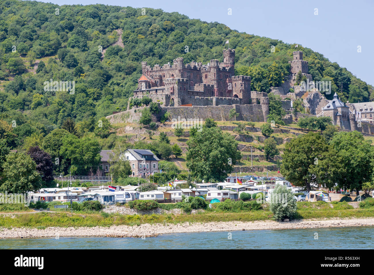 Rheintal, Deutschland. Reichenstein Burg, 13./14. Jahrhundert. Sommer Campground im Vordergrund. Stockfoto